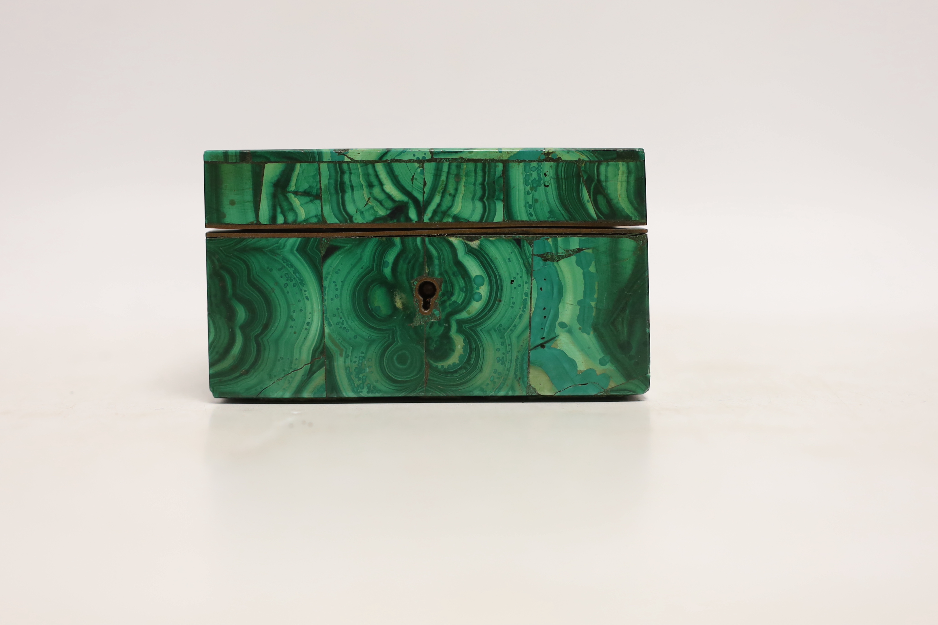 A 19th century malachite trinket box, 9.5cm wide, 5.5cm high, 6.4cm deep